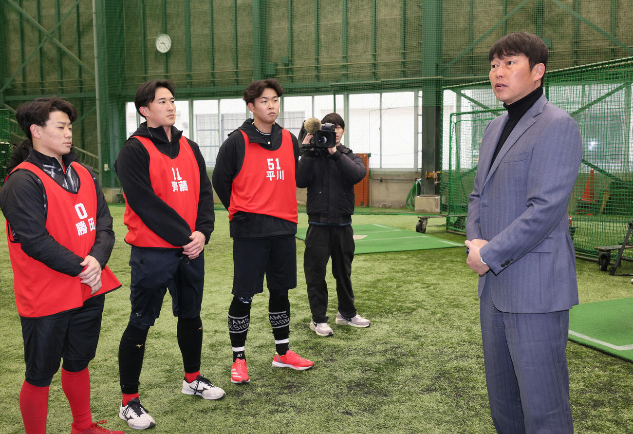 合同自主トレ中の新入団選手に訓示する広島新井監督（左）。右からドラフト1位の平川、2位の斉藤汰、3位の勝田（撮影・加藤孝規）