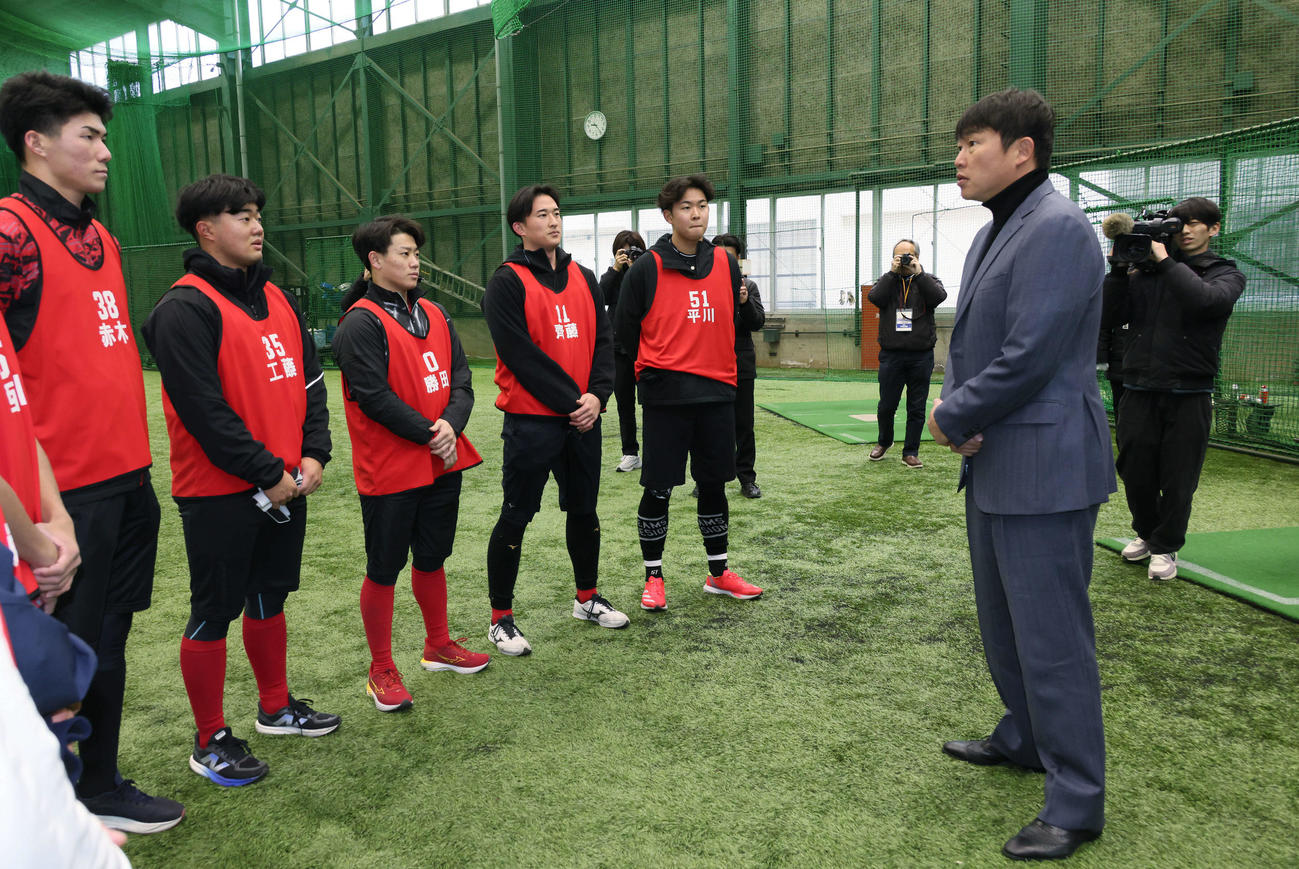 合同自主トレ中の新入団選手に訓示する広島新井監督（左）。右からドラフト1位の平川、2位の斉藤汰、3位の勝田、4位の工藤、5位の赤木（撮影・加藤孝規）