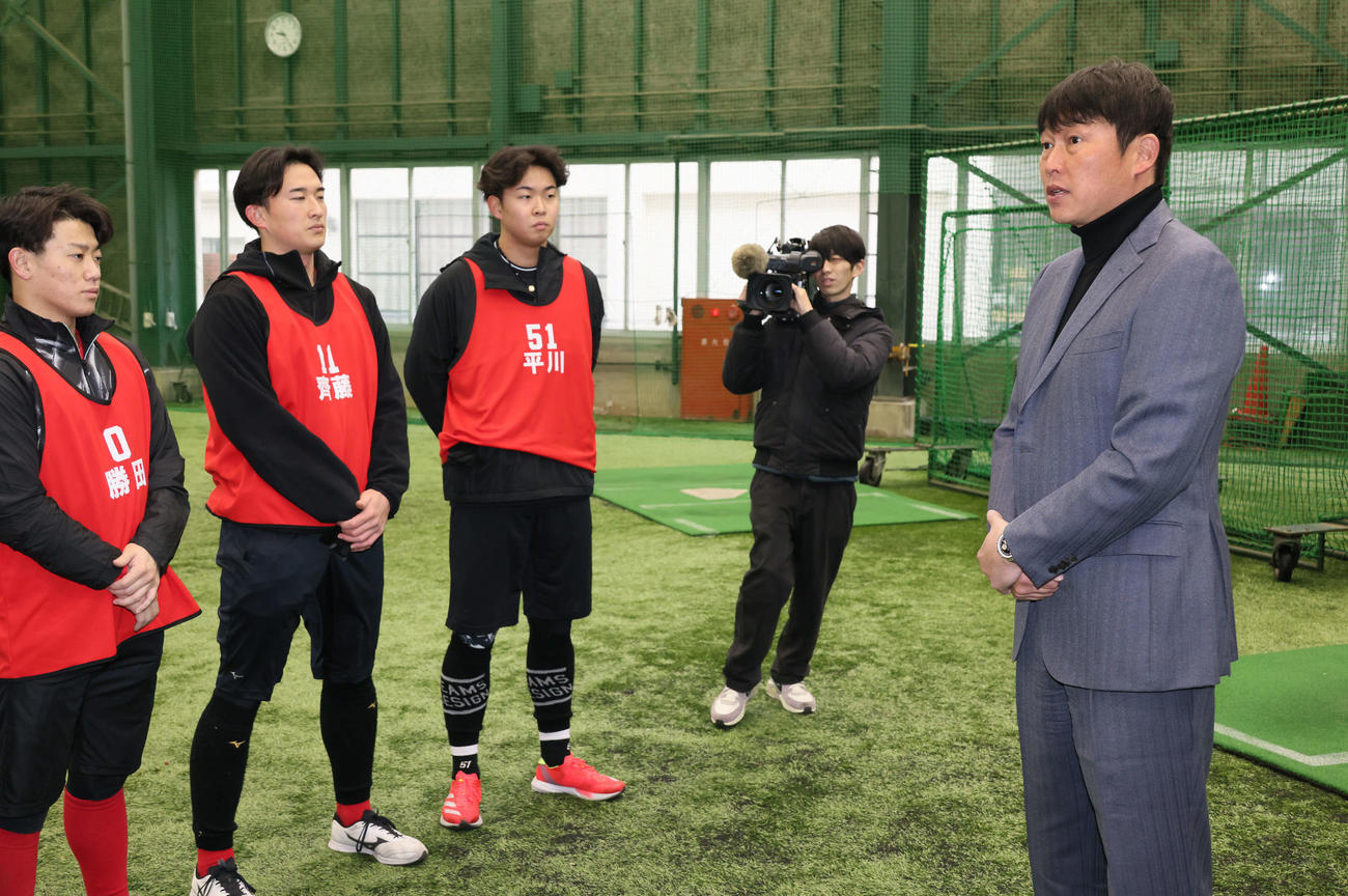 合同自主トレ中の新入団選手に訓示する広島新井監督（左）。右からドラフト1位の平川、2位の斉藤汰、3位の勝田（撮影・加藤孝規）