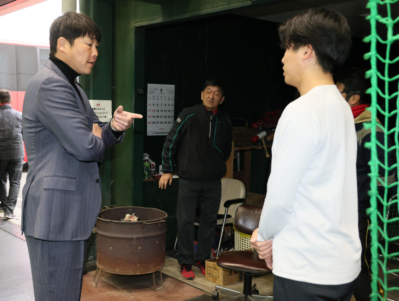 新入団選手合同自主トレを視察した広島新井監督（左）は別メニュー調整中のドラフト7位の高木快と話し合う（撮影・加藤孝規）