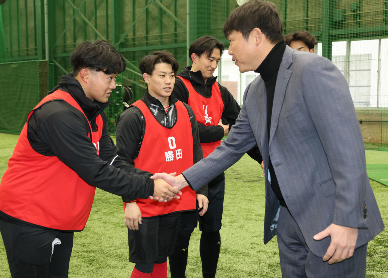 新入団選手合同自主トレを視察した広島新井監督（右）はドラフト4位の工藤と握手（撮影・加藤孝規）