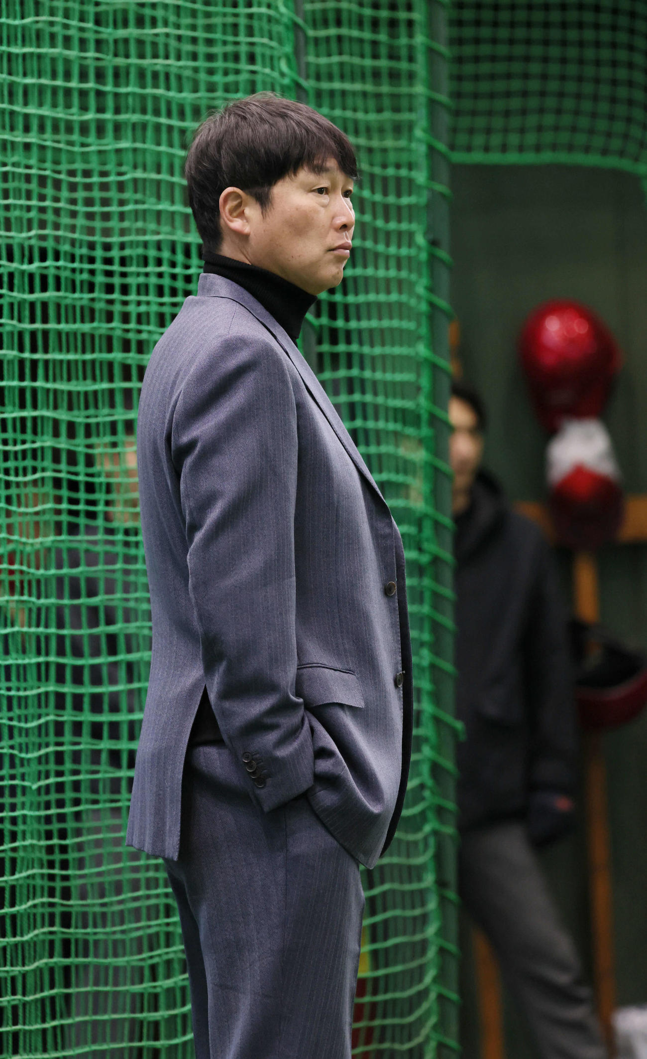 新入団選手合同自主トレを視察する広島新井監督（撮影・加藤孝規）