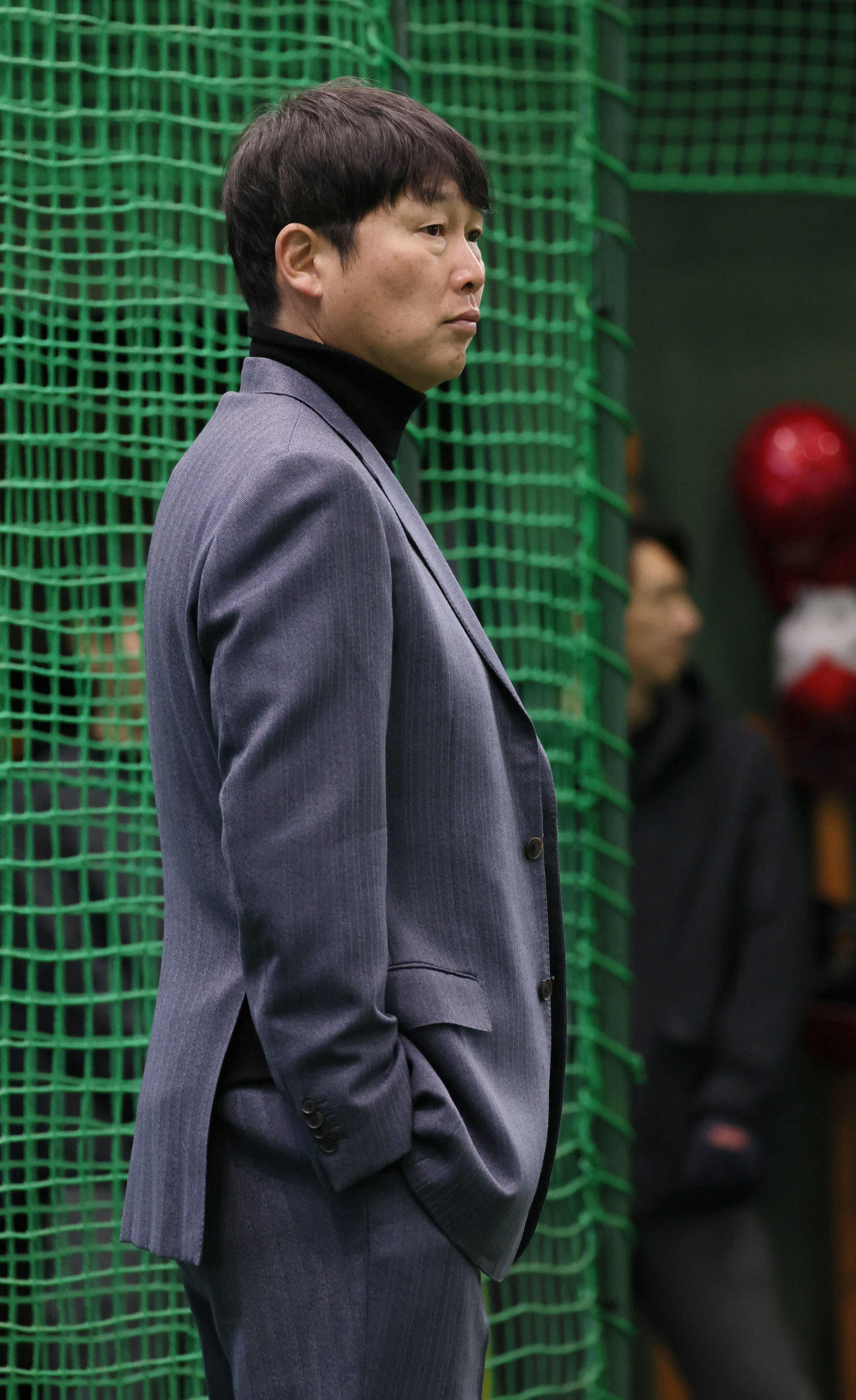 新入団選手合同自主トレを視察する広島新井監督（撮影・加藤孝規）