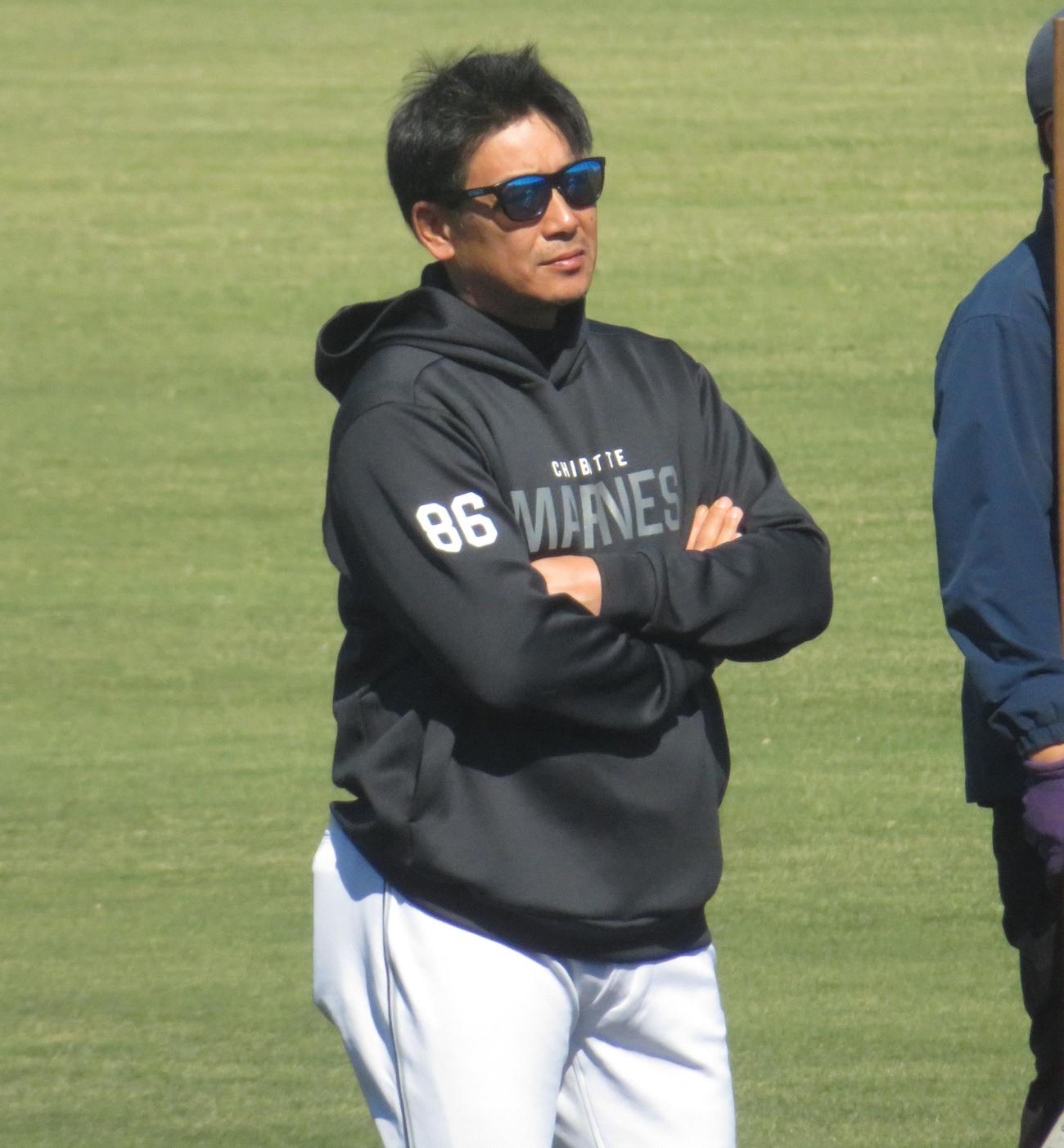 練習を見守るサブロー監督（2025年10月撮影）