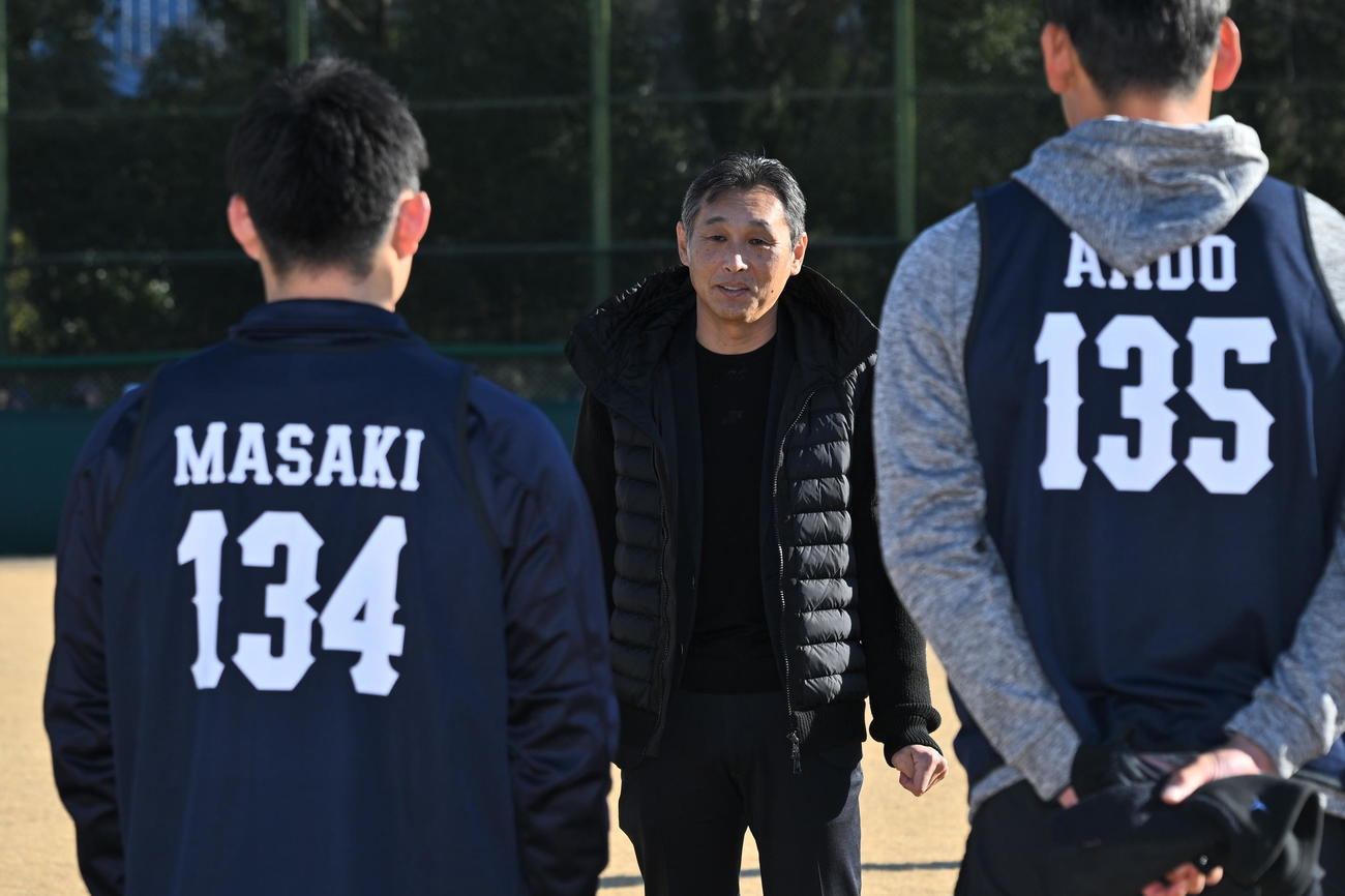 新人選手に訓示する西武西口監督（撮影・滝沢徹郎）
