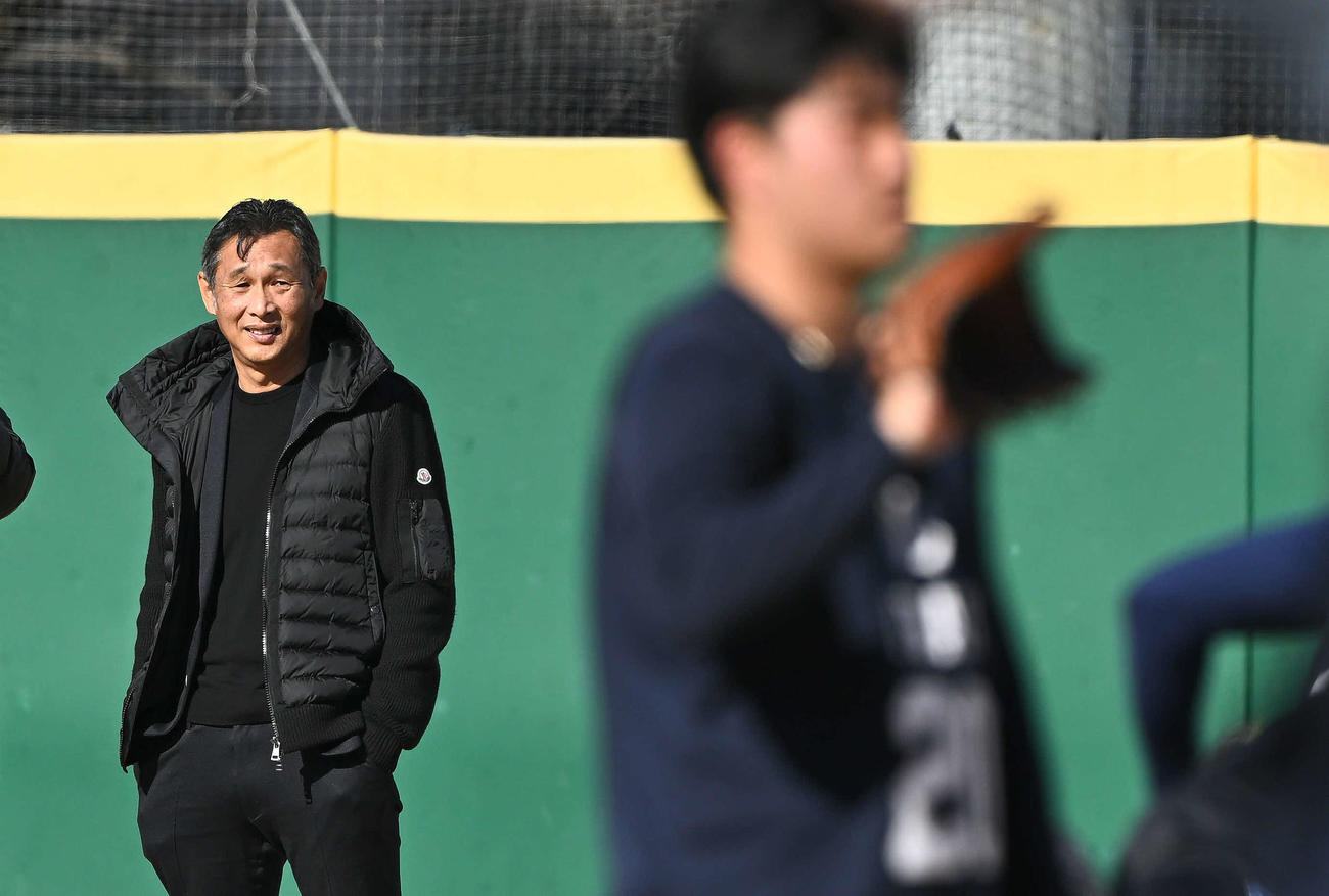 合同自主トレをする新人選手を見守る西武西口監督（撮影・滝沢徹郎）