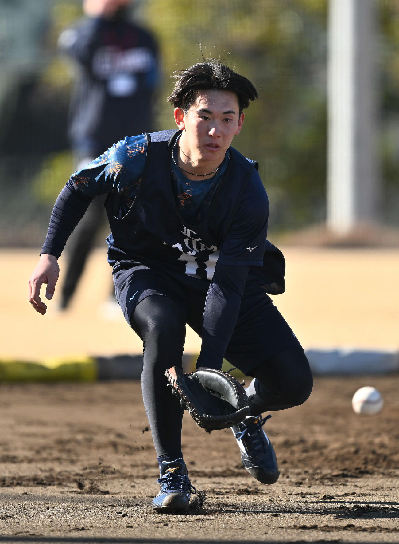 ノックを受ける西武ドラフト1位の小島（撮影・滝沢徹郎）