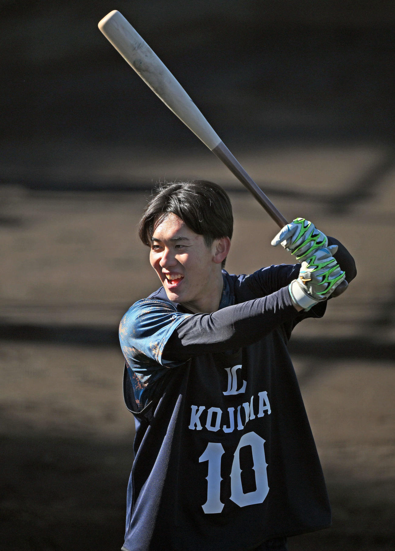 笑顔で打撃練習する西武ドラフト1位の小島（撮影・滝沢徹郎）