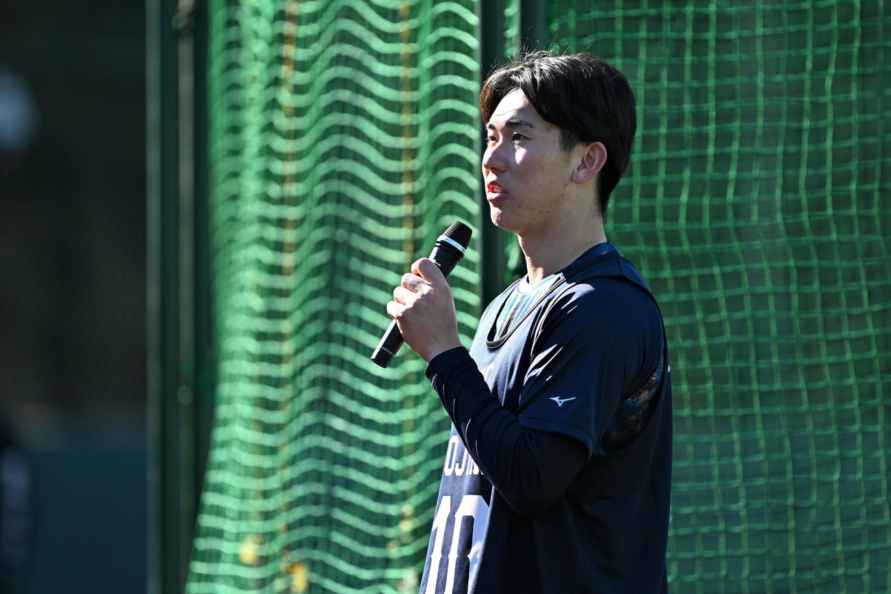 見学するファンにあいさつする西武ドラフト1位の小島（撮影・滝沢徹郎）