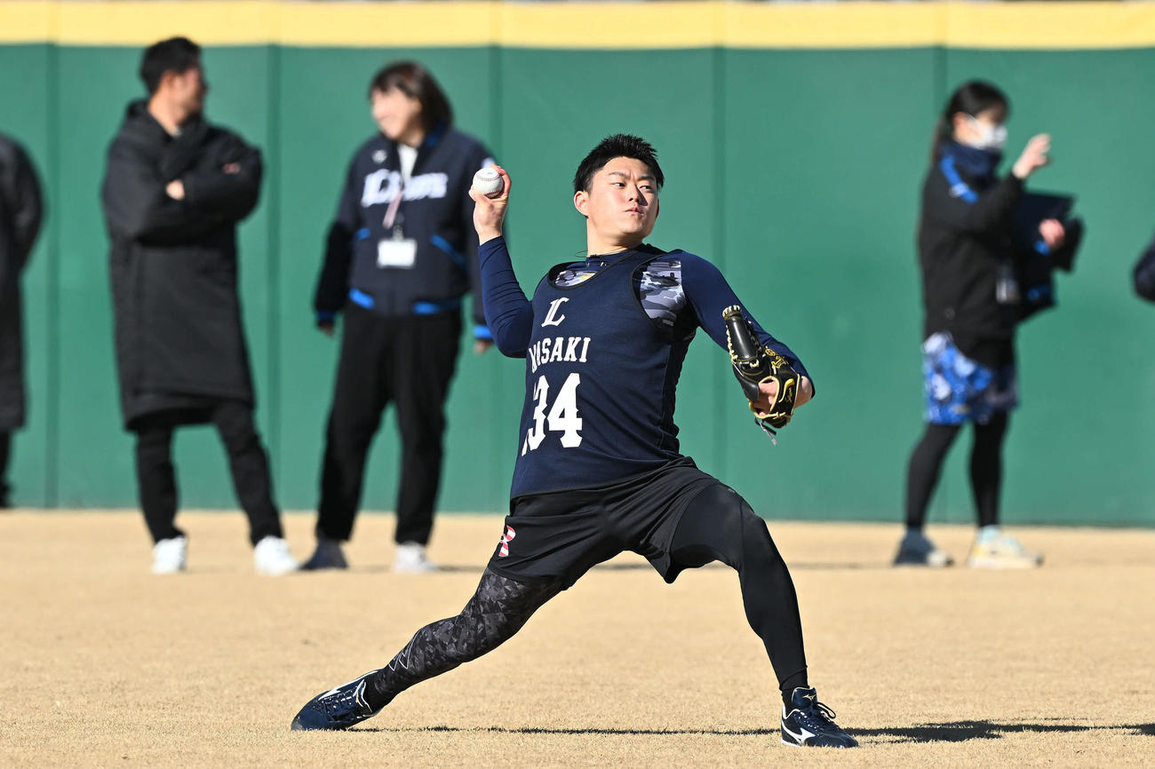 キャッチボールする西武育成6位の正木（撮影・滝沢徹郎）