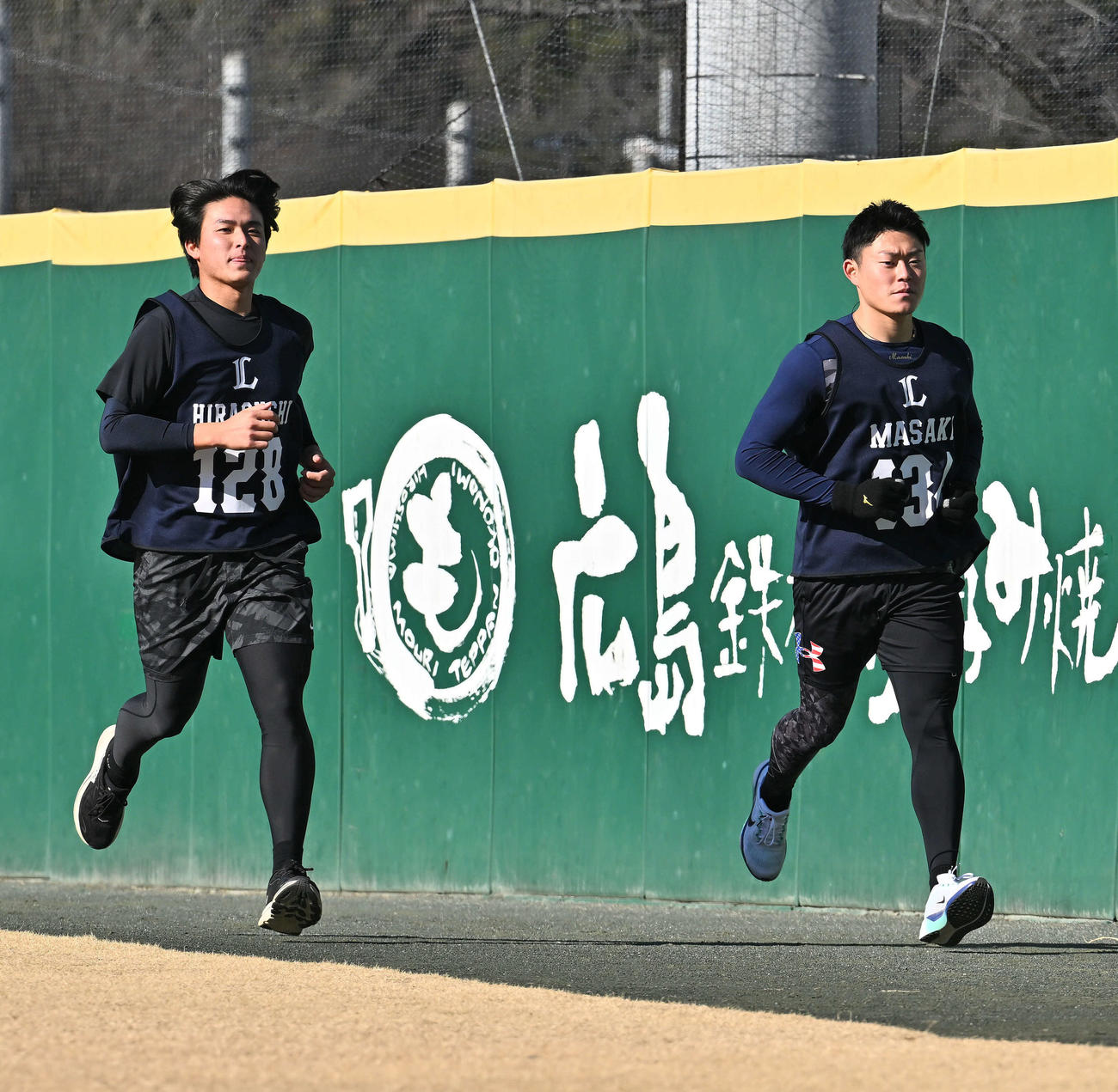 ランニングする育成5位の平口（左）と同6位の正木（撮影・滝沢徹郎）