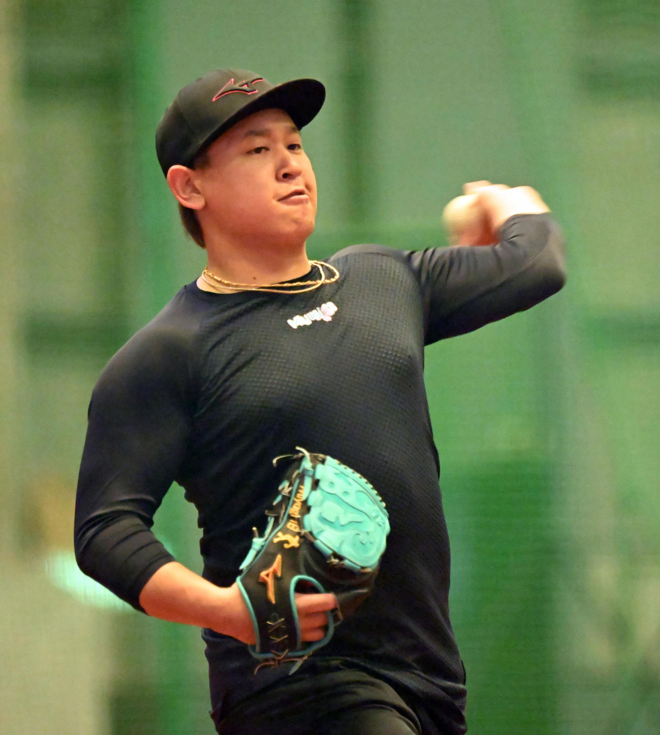 8日、室内練習場でネットスローを繰り返すオリックス宮城（撮影・和賀正仁）