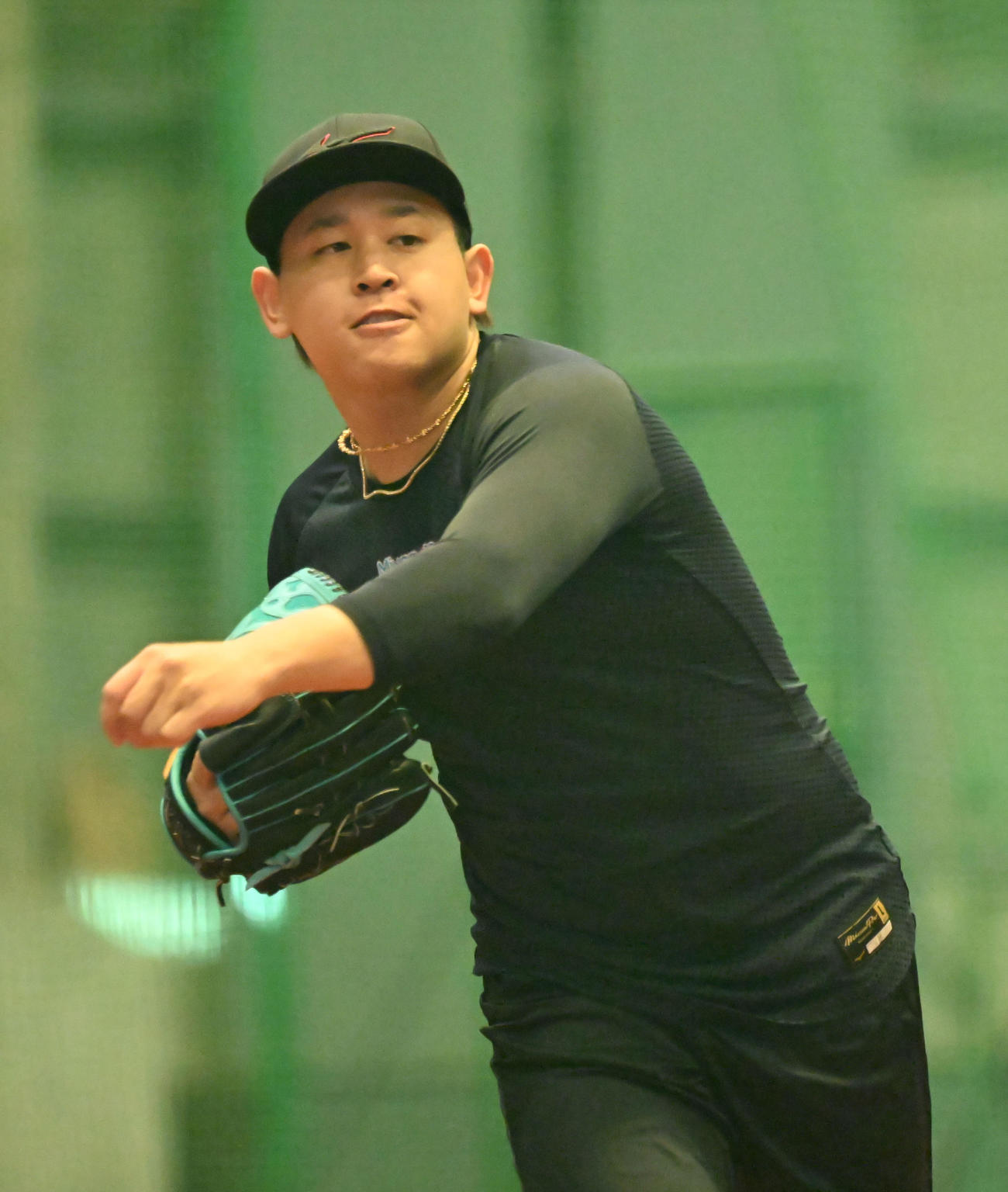 8日、室内練習場でネットスローを繰り返すオリックス宮城（撮影・和賀正仁）