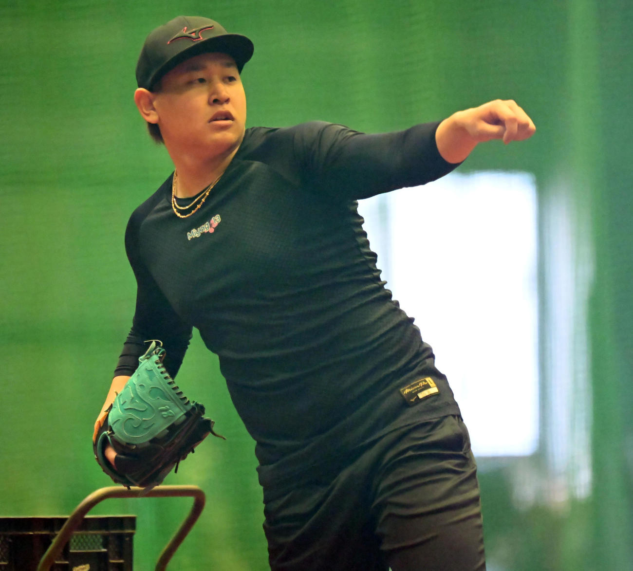 8日、室内練習場でネットスローを繰り返すオリックス宮城（撮影・和賀正仁）