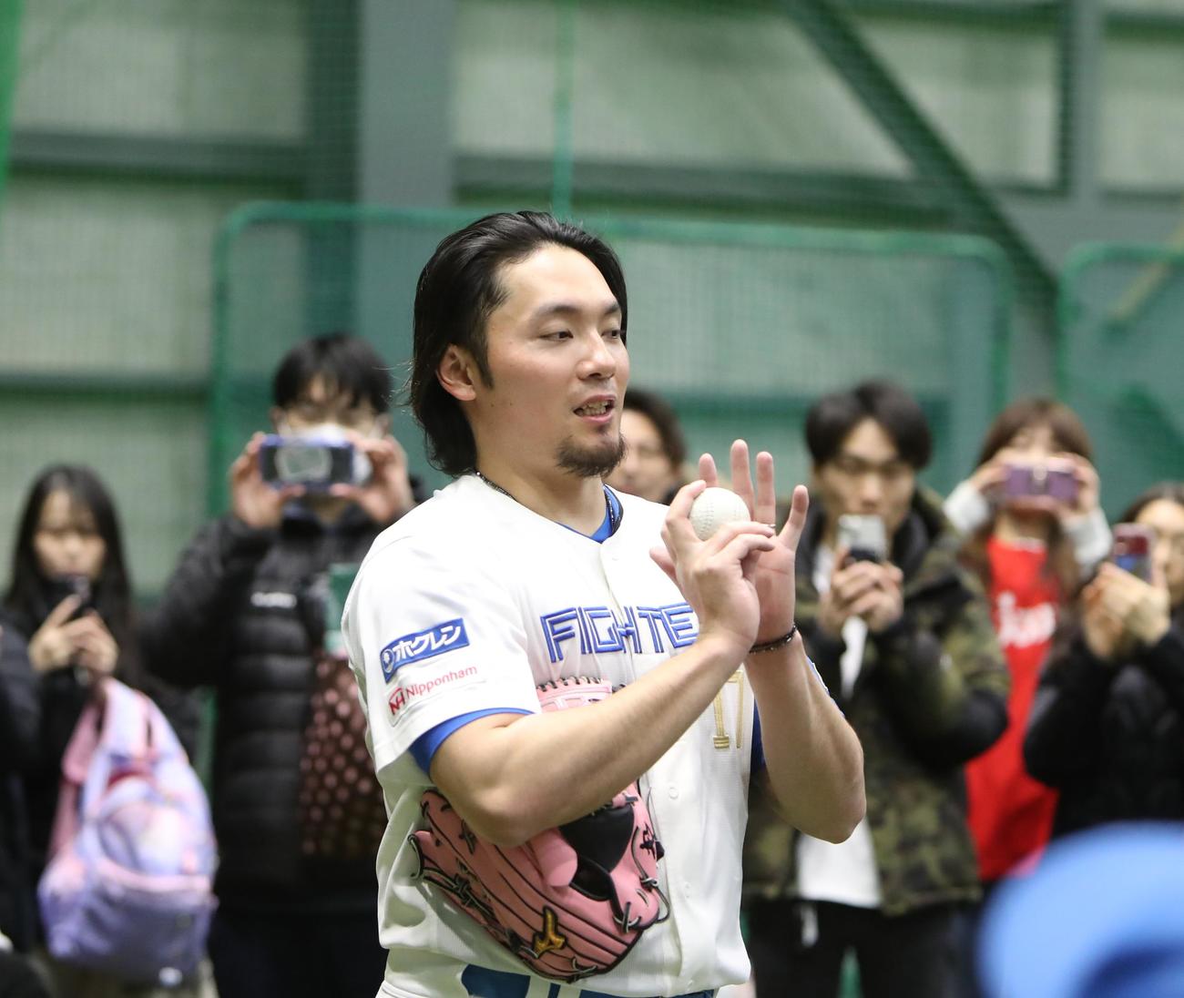 10日、札幌市内で行われた野球教室に日本ハム選手として参加した伊藤大海投手（撮影・奥村晶治）