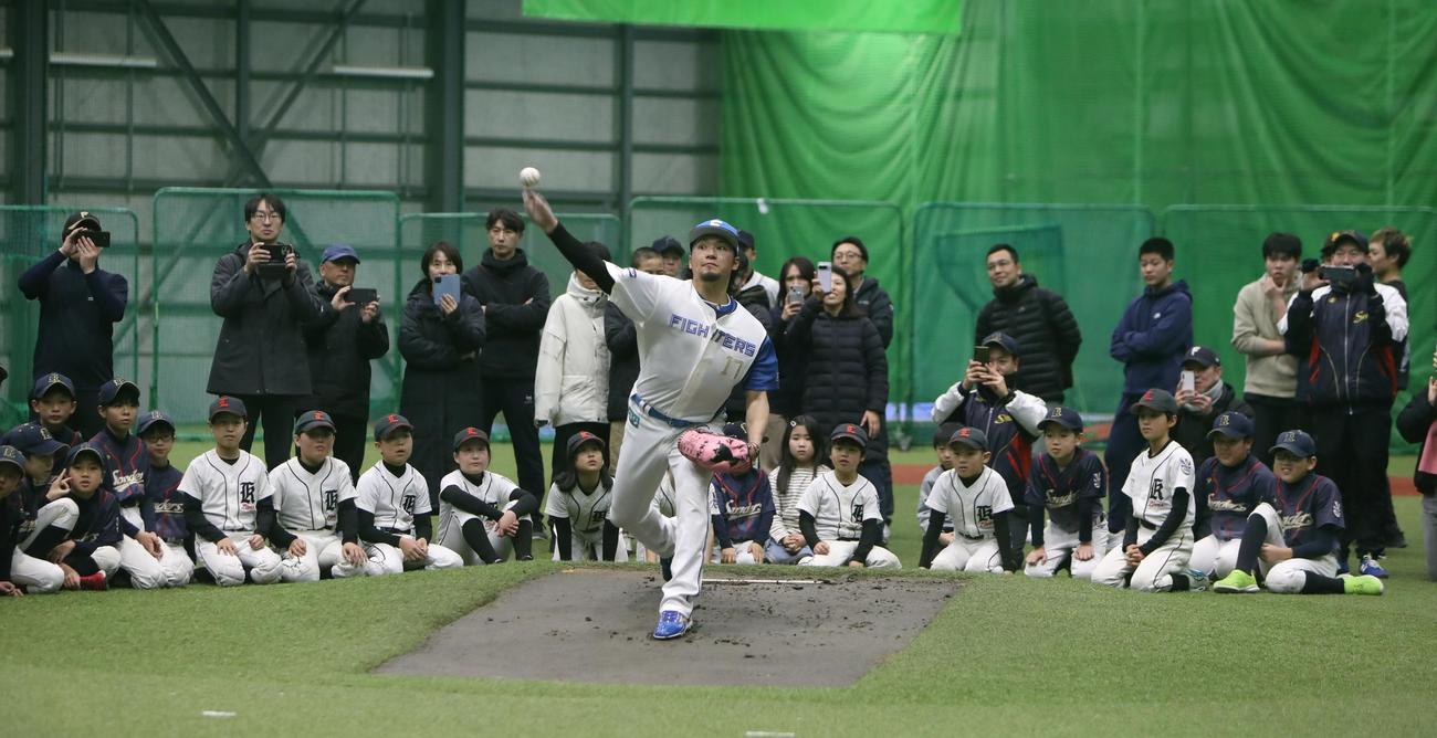 10日、札幌市内で行われた野球教室でピッチングを披露する日本ハム伊藤大海投手（撮影・奥村晶治）