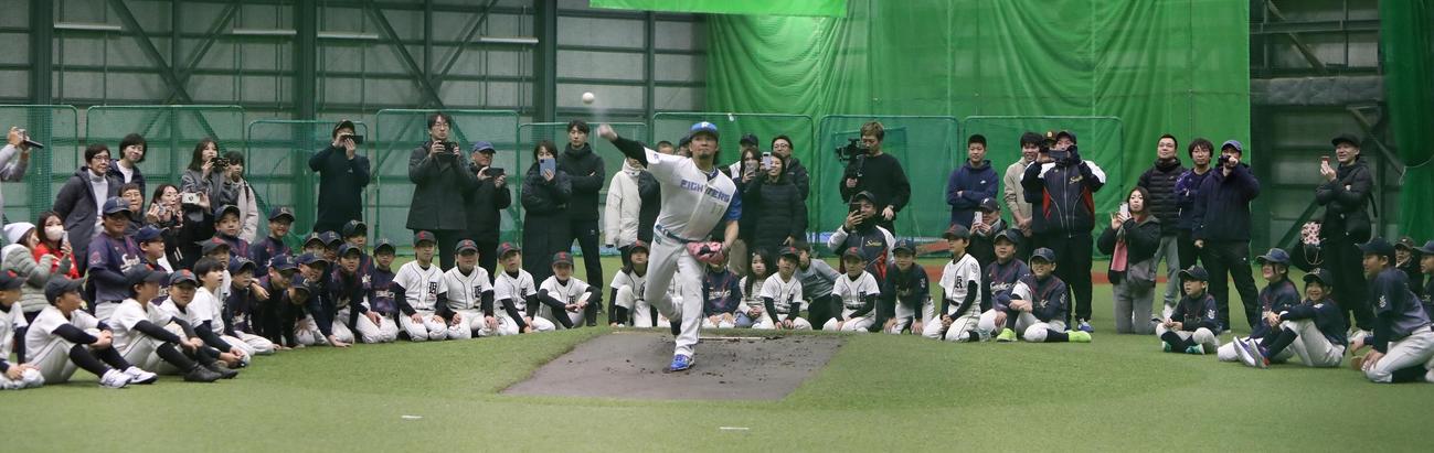 10日、札幌市内で行われた野球教室でピッチングを披露する日本ハム伊藤大海投手（撮影・奥村晶治）