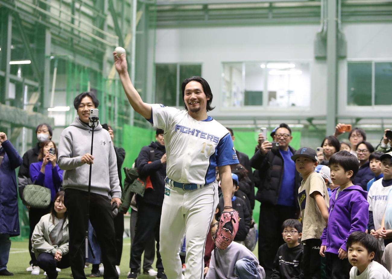 10日、札幌市内で行われた野球教室に日本ハム選手として参加した伊藤大海投手（撮影・奥村晶治）