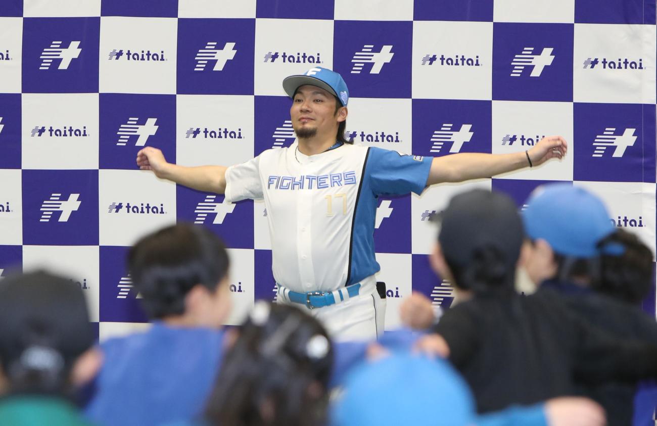 10日、札幌市内で行われた野球教室でラジオ体操をする日本ハム伊藤大海投手（撮影・奥村晶治）