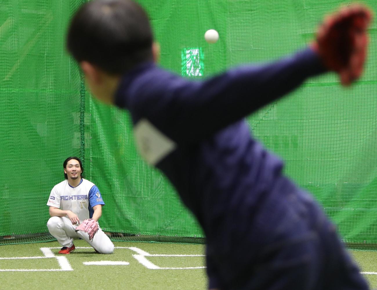 10日、札幌市内で行われた野球教室でキャッチボールをする日本ハム伊藤大海投手（撮影・奥村晶治）