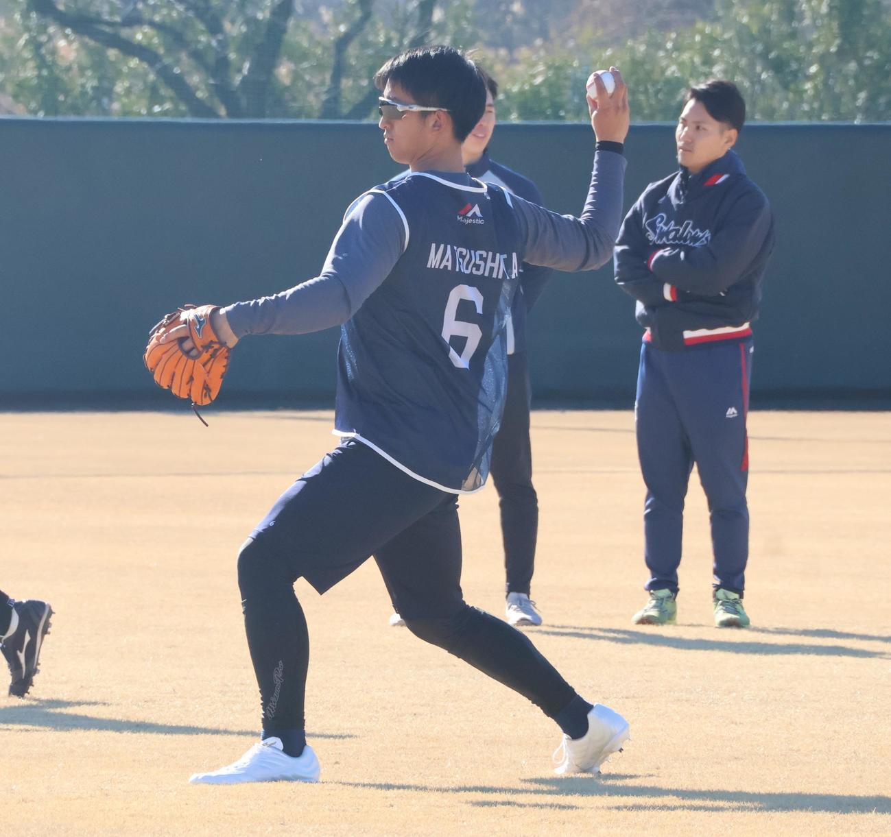 新人合同自主トレ初日でキャッチボールをするヤクルトのドラフト1位松下（撮影・塚本光）