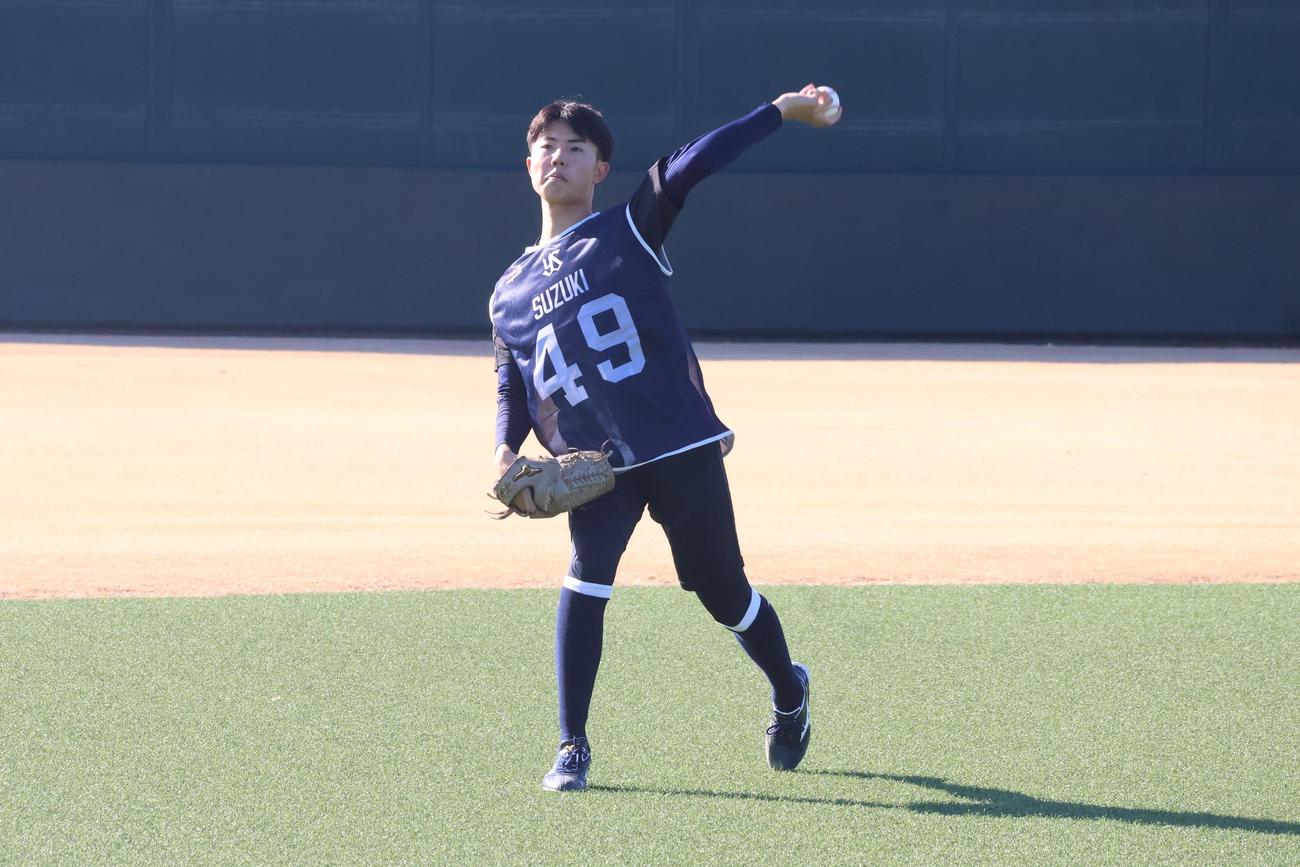新人合同自主トレ初日でキャッチボールをするヤクルトのドラフト5位鈴木蓮（撮影・塚本光）