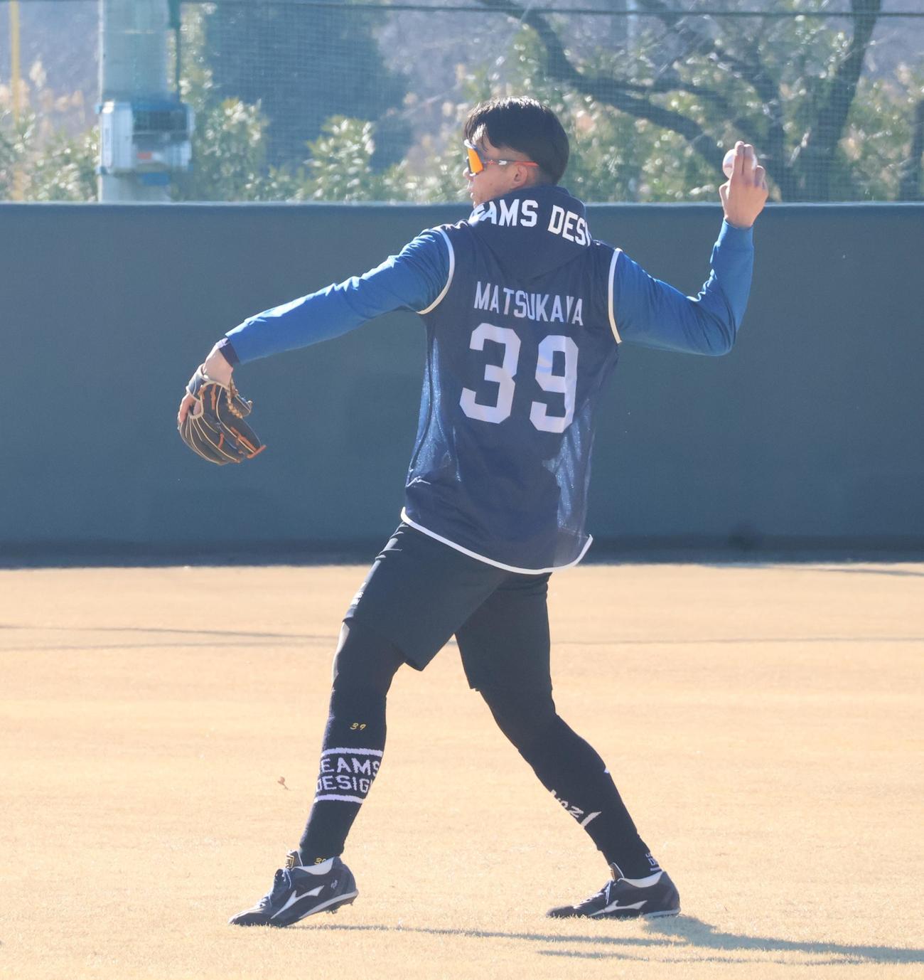新人合同自主トレ初日でキャッチボールをするヤクルトのドラフト2位松川（撮影・塚本光）