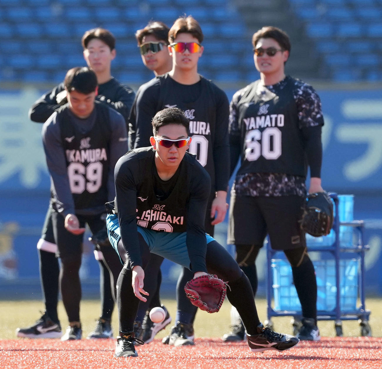 ノックを受けるロッテドラフト1位の石垣元（撮影・たえ見朱実）