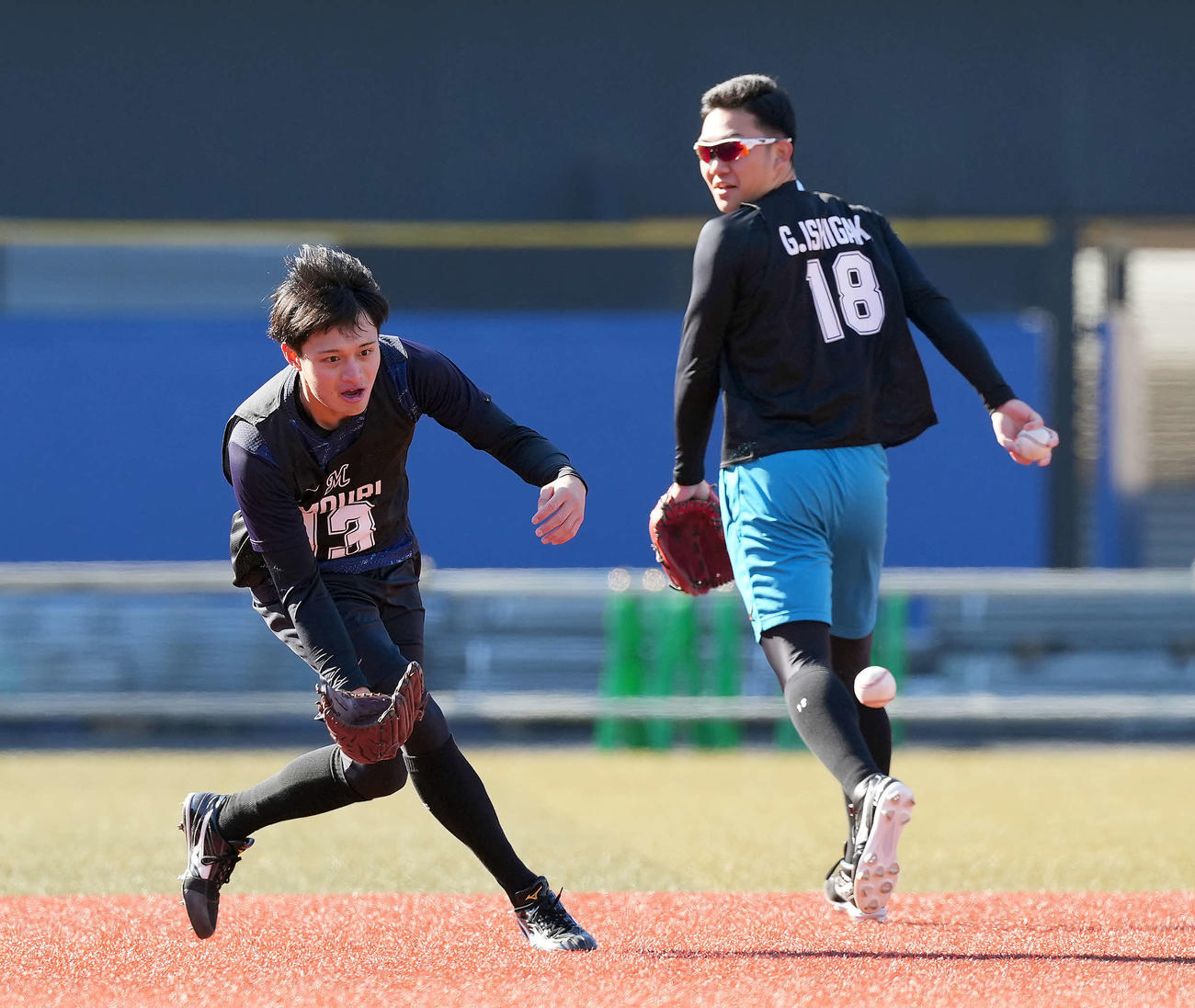ノックを受けるロッテドラフト2位の毛利。右はドラフト1位の石垣元（撮影・たえ見朱実）