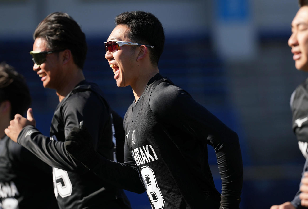 笑顔でダッシュを繰り返すロッテドラフト1位の石垣元（中央）（撮影・たえ見朱実）