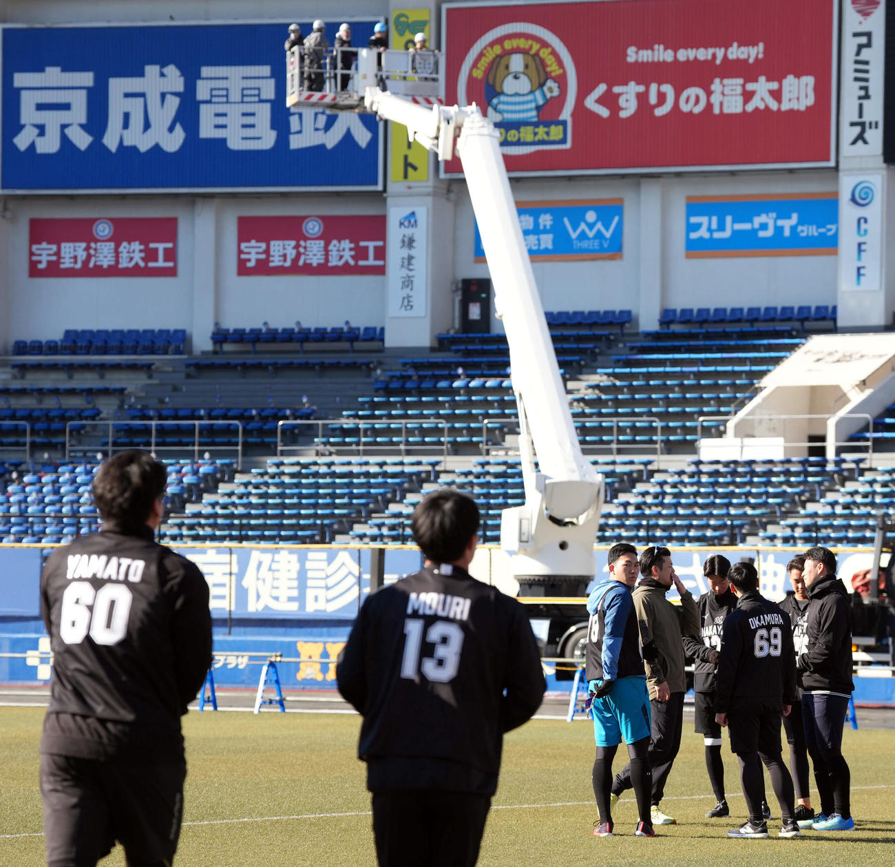 初日を迎えたロッテ新人合同自主トレ。中央はドラフト1位の石垣元（撮影・たえ見朱実）