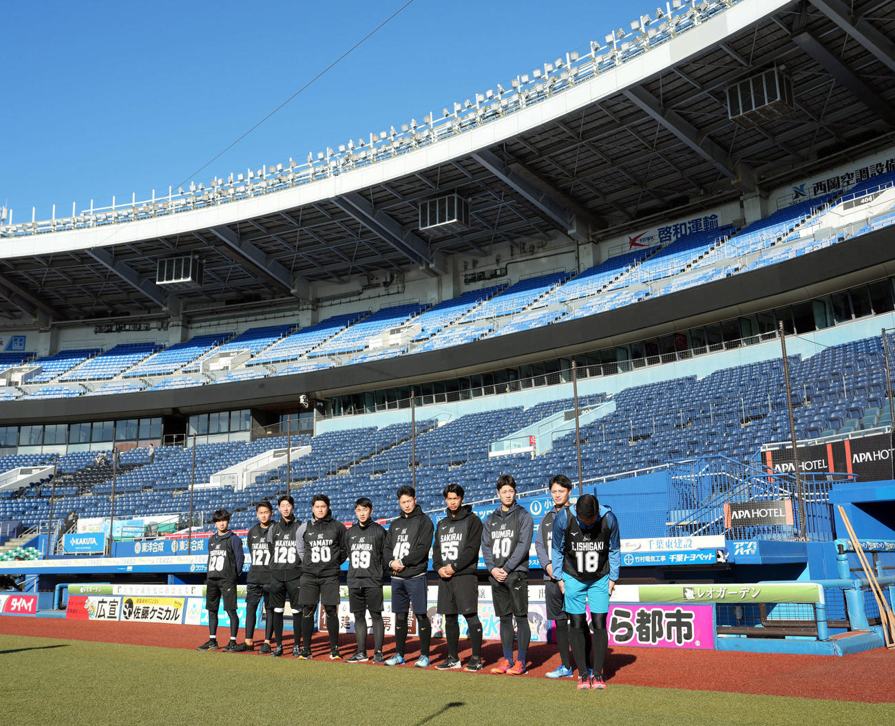 新人合同自主トレ初日、あいさつをするロッテドラフト1位の石垣元（右端）（撮影・たえ見朱実）