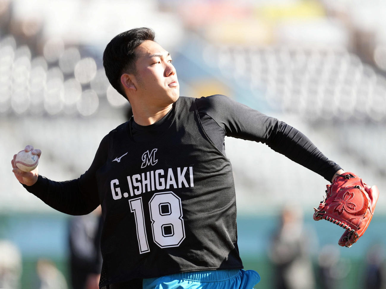 キャッチボールを行うロッテドラフト1位の石垣元（撮影・たえ見朱実）