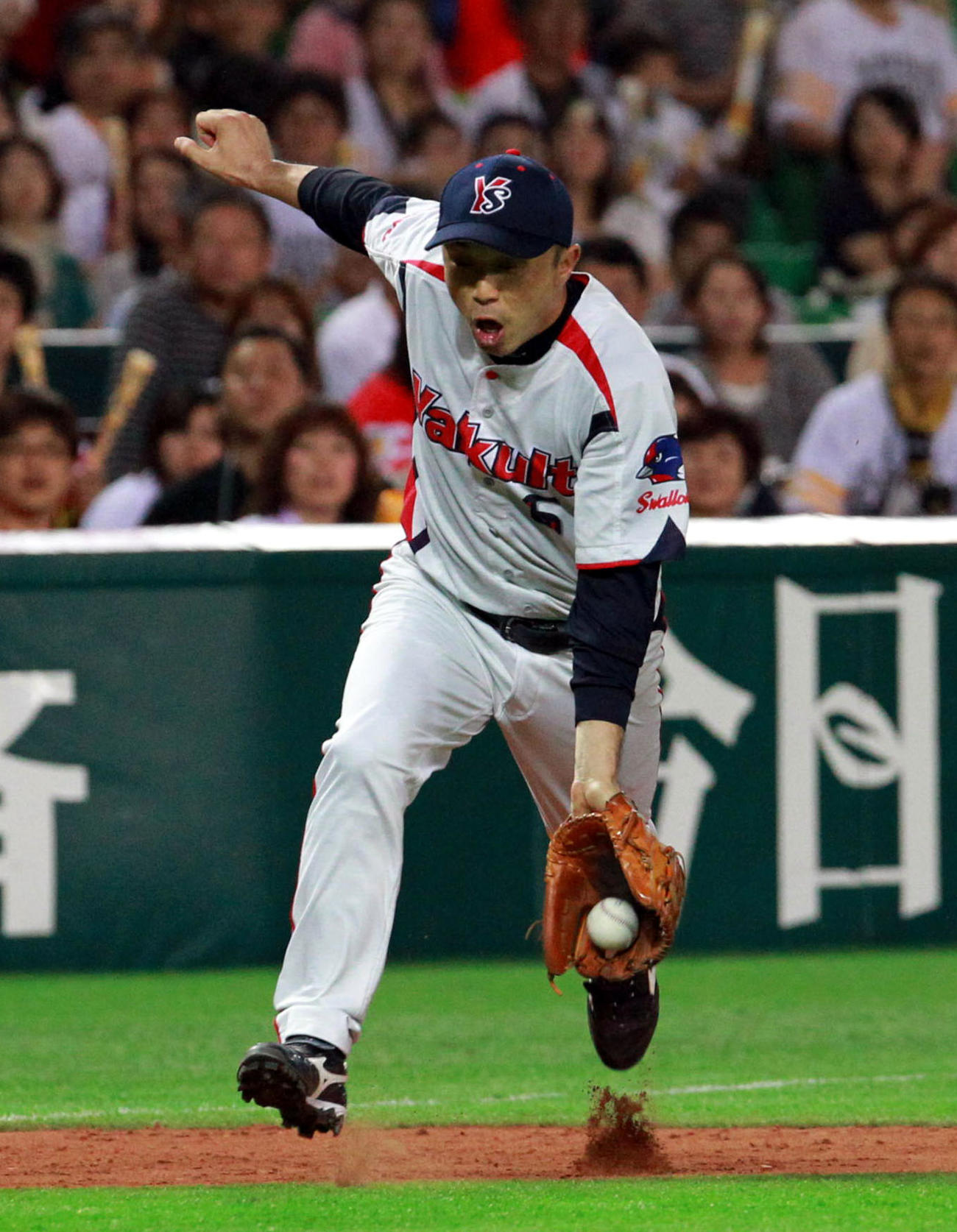 2012年6月、ソフトバンク対ヤクルト　4回裏ソフトバンク1死一塁、多村の三ゴロを軽快にさばく宮本（