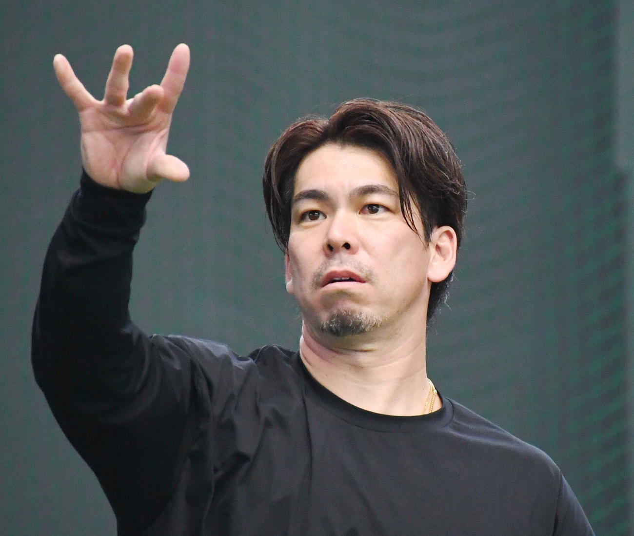 自主トレを公開し感覚を試しながらボールを投げる楽天前田健（撮影・山田愛斗）