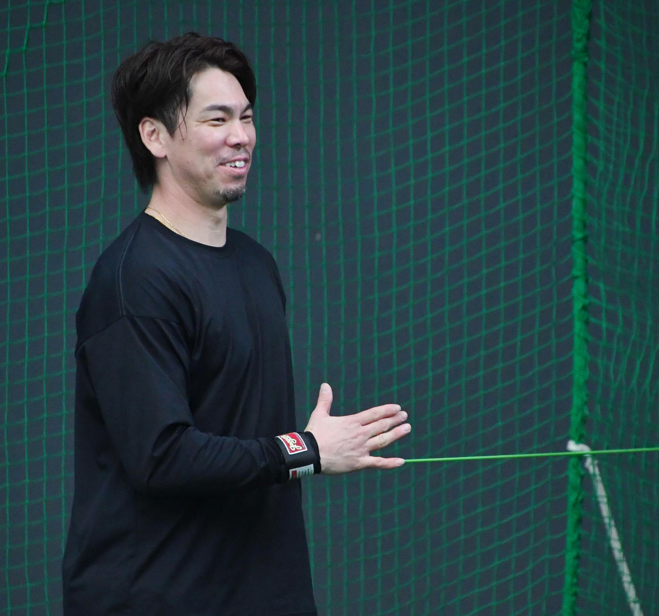 自主トレを公開し笑顔で練習する楽天前田健（撮影・山田愛斗）