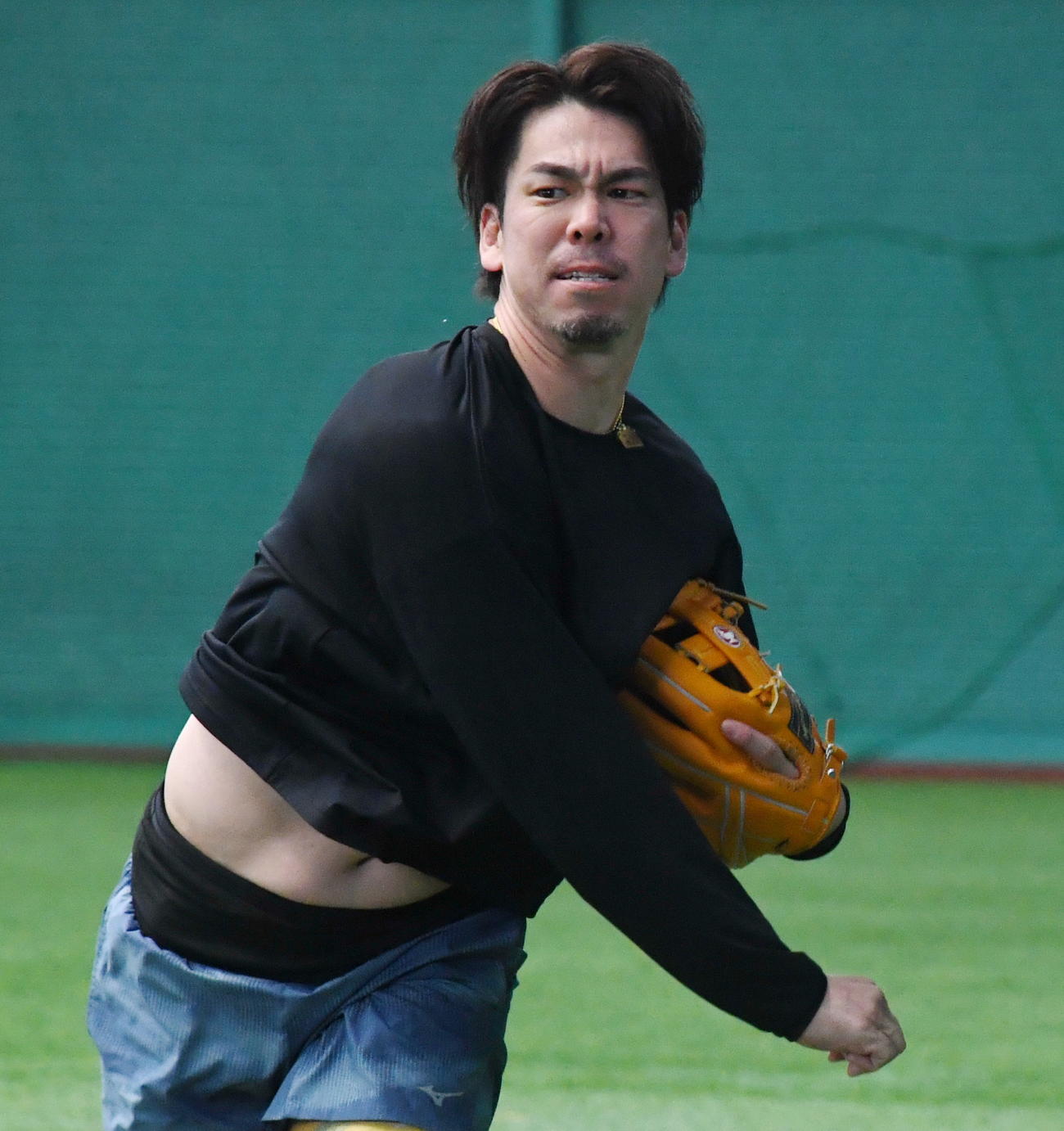 自主トレを公開しキャッチボールをする楽天前田健（撮影・山田愛斗）