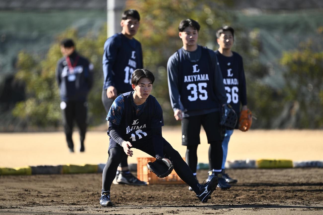 ノックを受ける西武ドラフト1位の小島（手前）（撮影・滝沢徹郎）