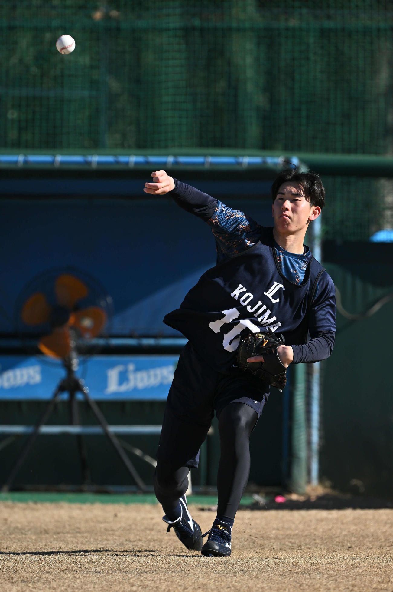 キャッチボールする西武ドラフト1位の小島（撮影・滝沢徹郎）
