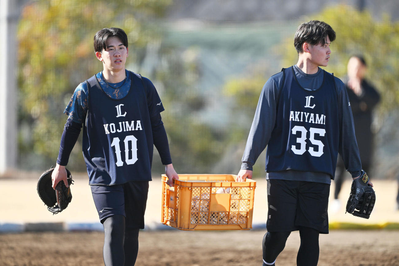 ボールを片付けるドラフト1位の小島（左）と同3位の秋山（撮影・滝沢徹郎）