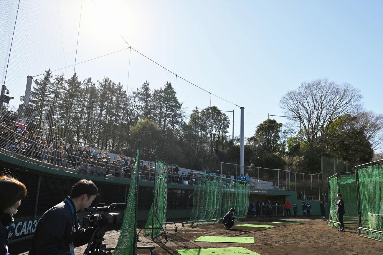 見学するファンにあいさつする西武ドラフト1位の小島（右）（撮影・滝沢徹郎）