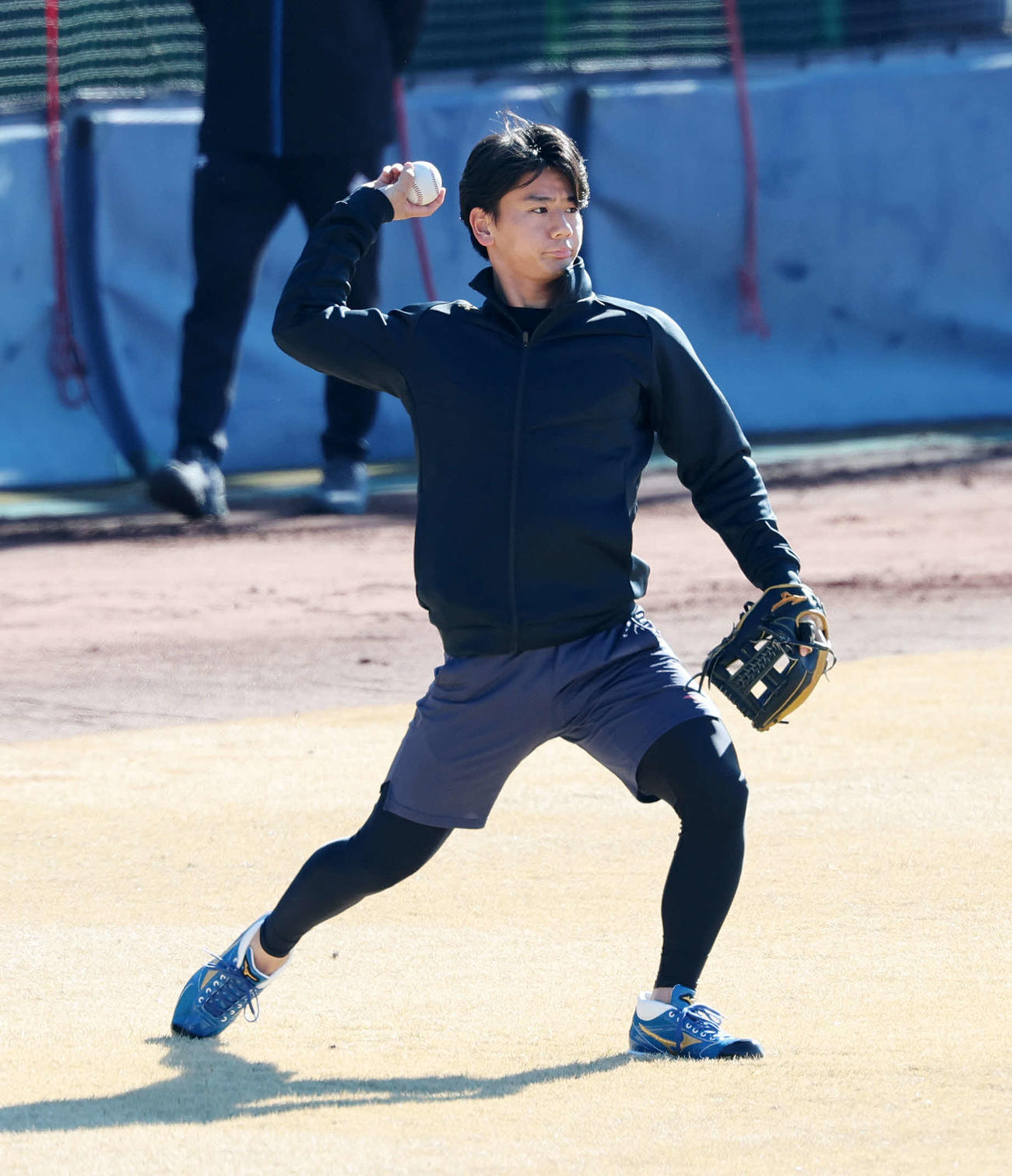 キャッチボールする日本ハム大塚（撮影・鈴木正人）