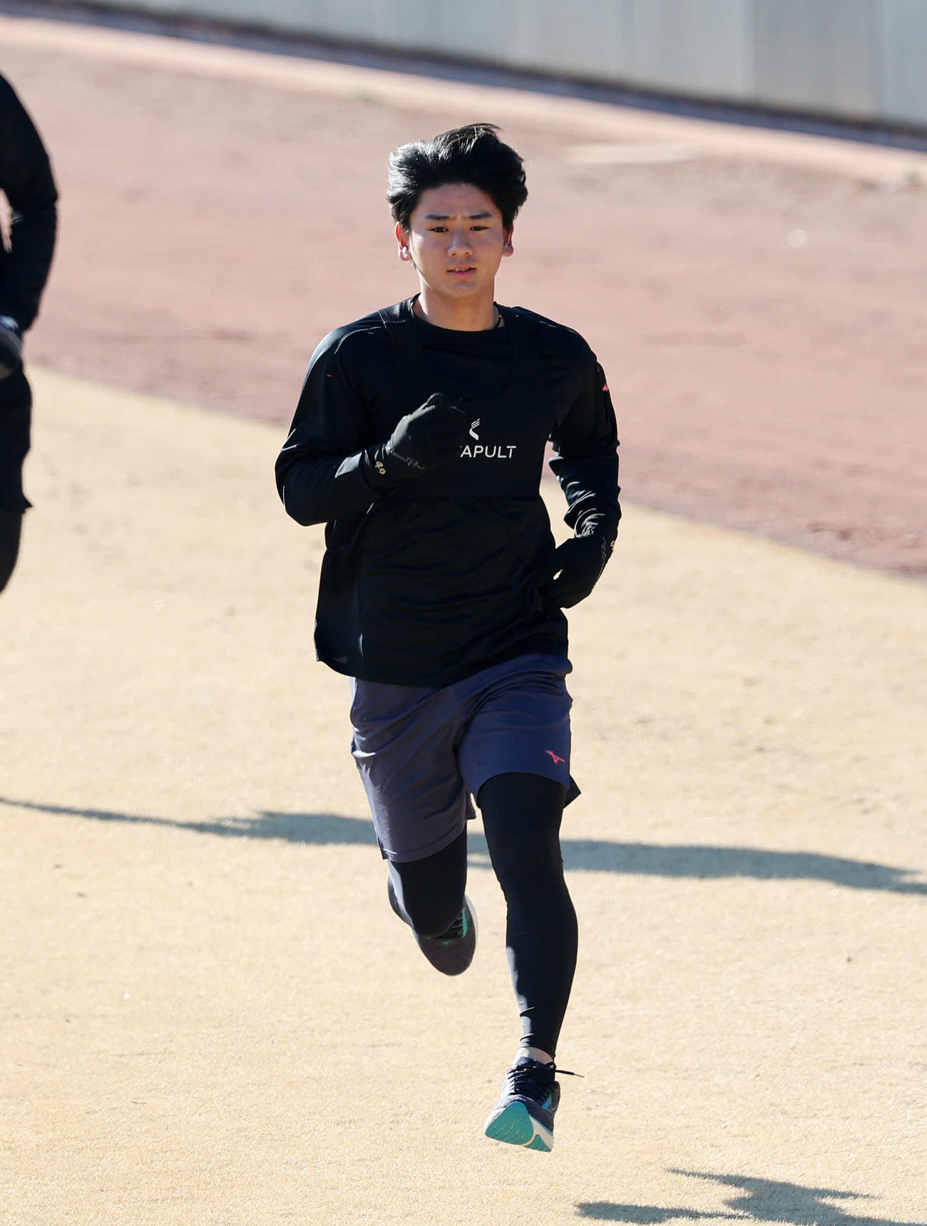 ランニングする日本ハム大塚（撮影・鈴木正人）