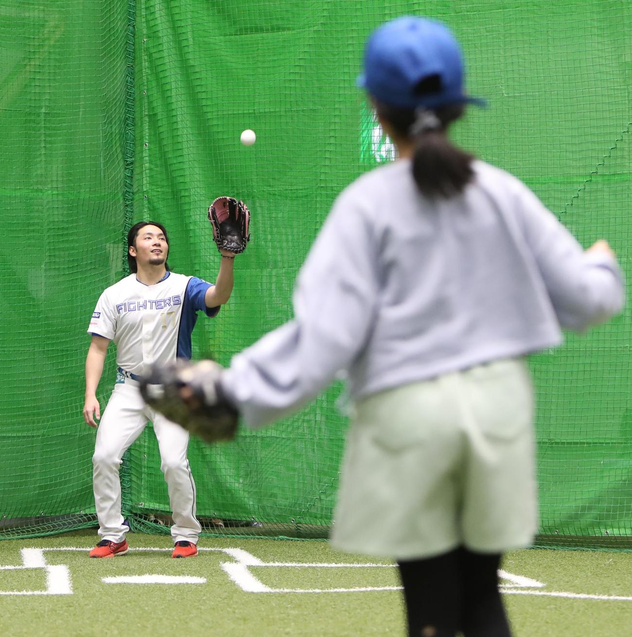 10日、札幌市内で行われた野球教室でキャッチボールをする日本ハム伊藤大海投手（撮影・奥村晶治）