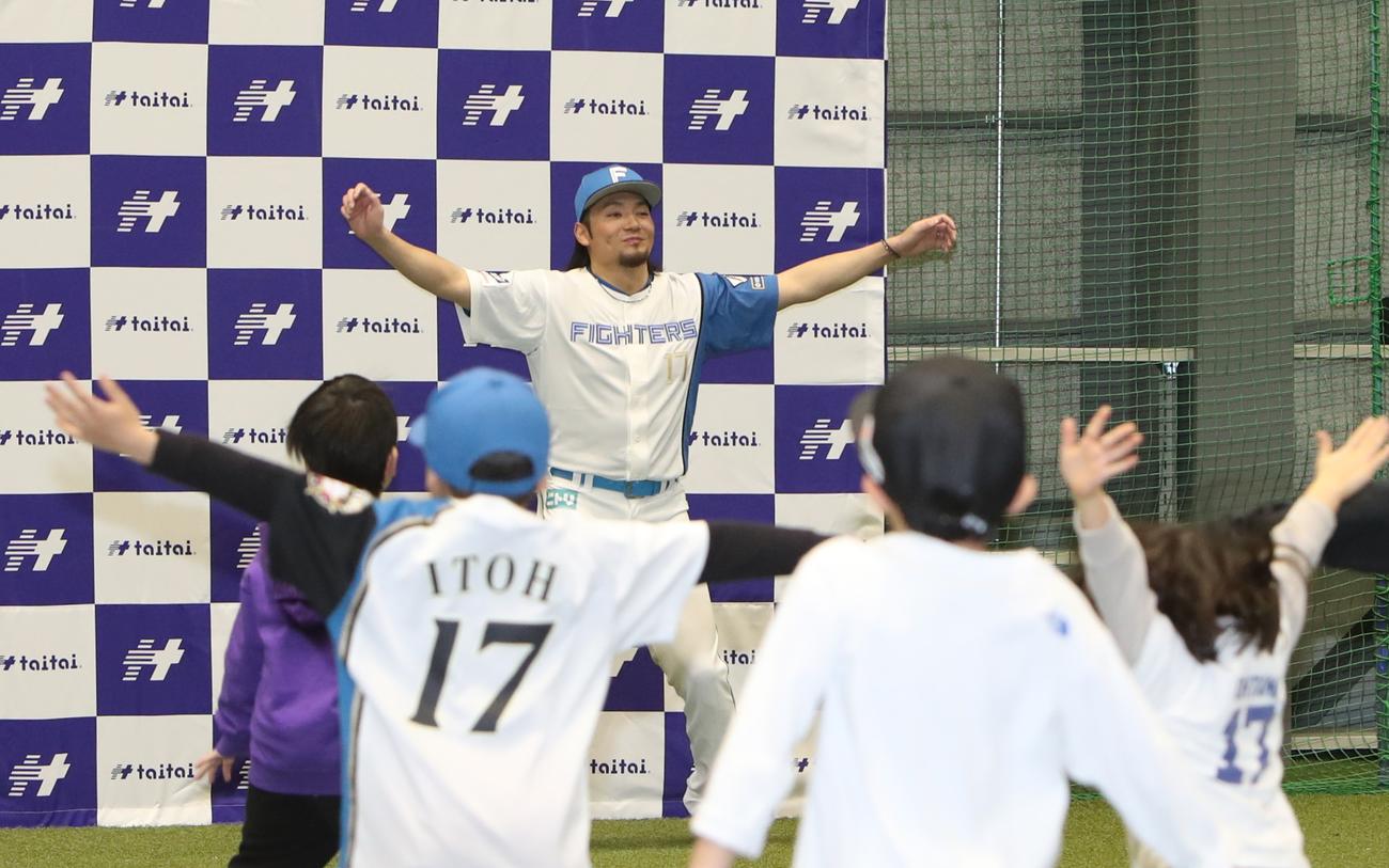 10日、札幌市内で行われた野球教室でラジオ体操をする日本ハム伊藤大海投手（撮影・奥村晶治）