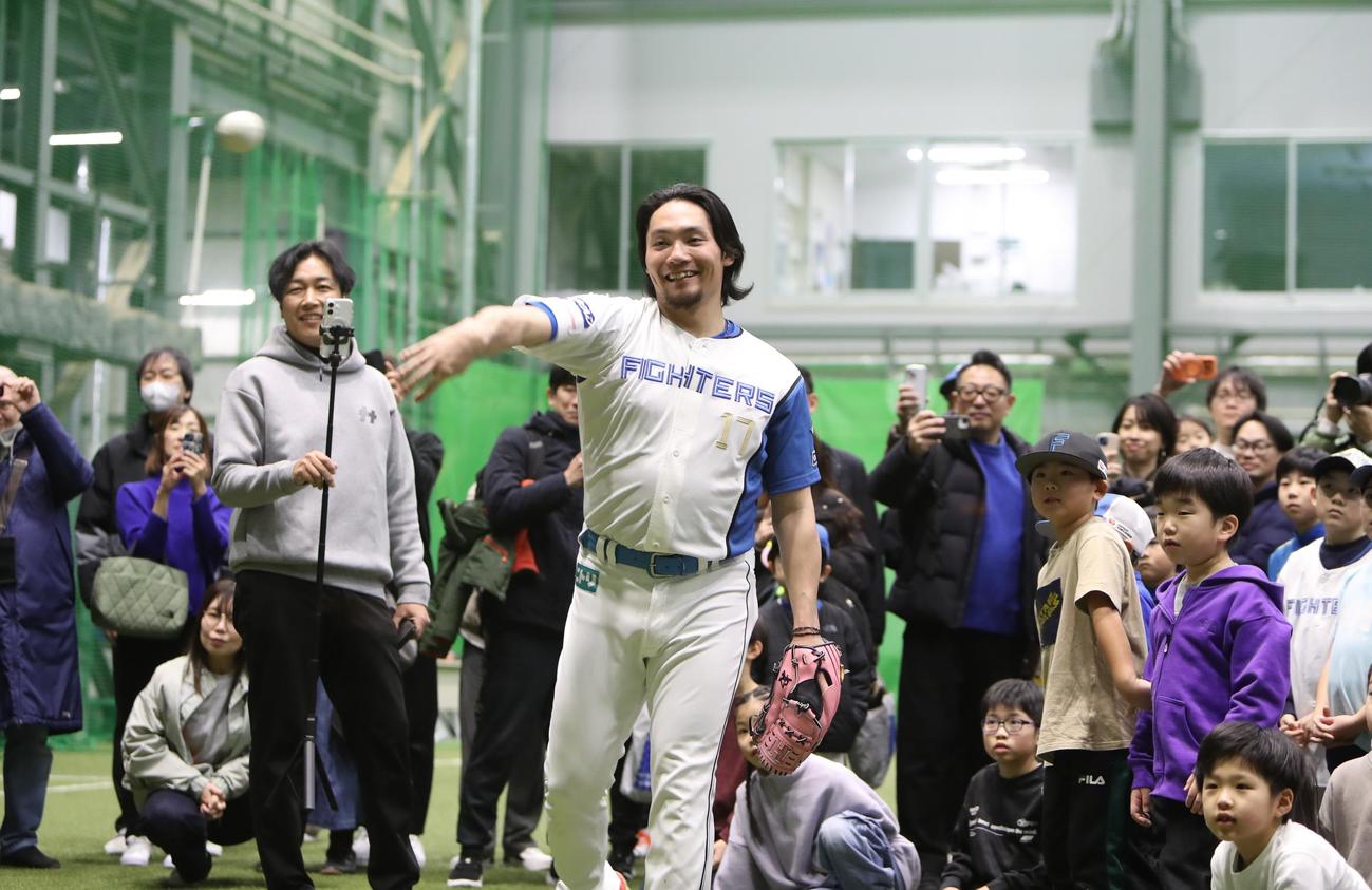 10日、札幌市内で行われた野球教室に日本ハム選手として参加した伊藤大海投手（撮影・奥村晶治）