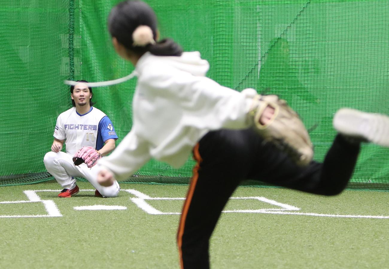 10日、札幌市内で行われた野球教室でキャッチボールをする日本ハム伊藤大海投手（撮影・奥村晶治）