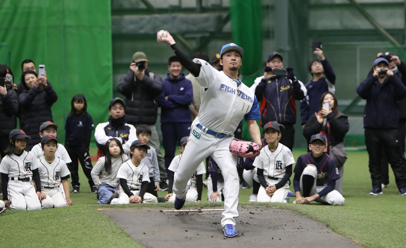10日、札幌市内で行われた野球教室でピッチングを披露する日本ハム伊藤大海投手（撮影・奥村晶治）