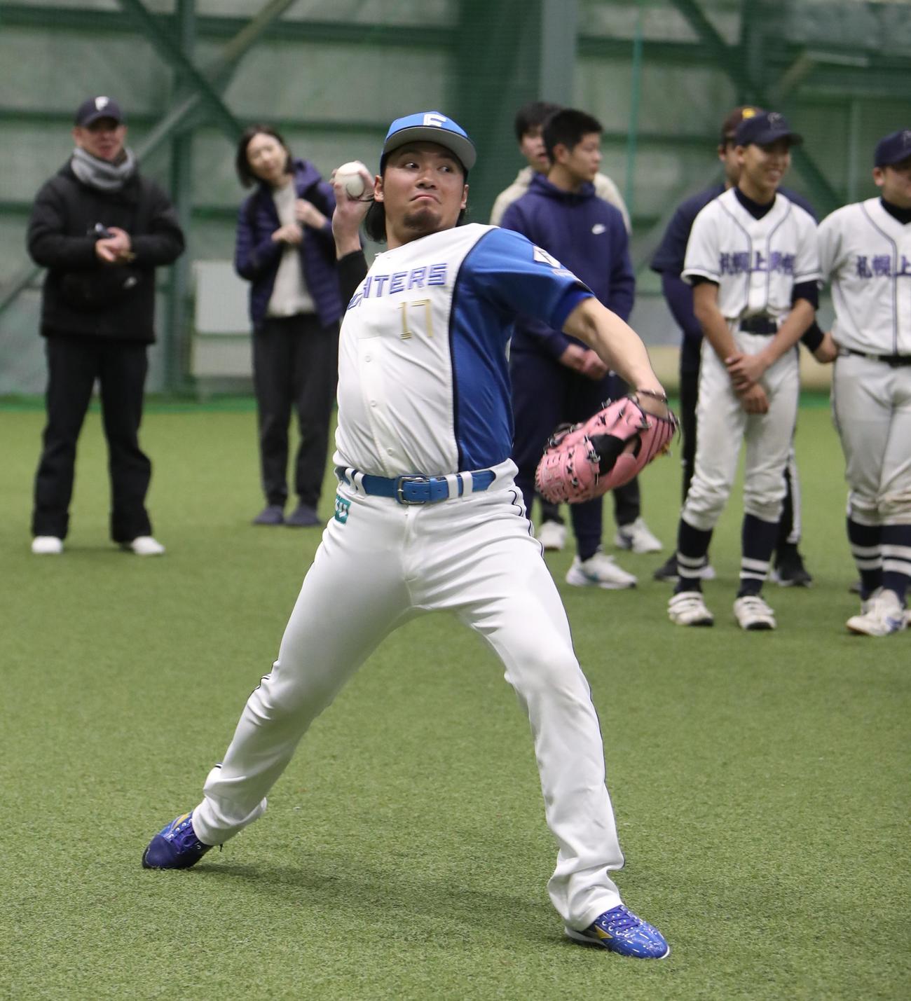 10日、札幌市内で行われた野球教室でピッチングを披露する日本ハム伊藤大海投手（撮影・奥村晶治）
