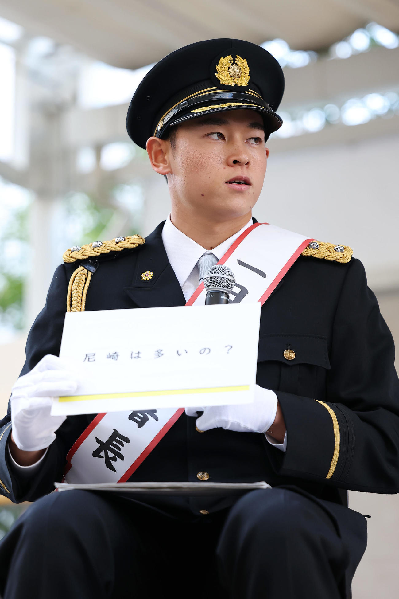 尼崎東警察署の「一日警察署長」を委嘱され、北尾祐一尼崎東警察署長に質問する阪神早川（撮影・前田充）
